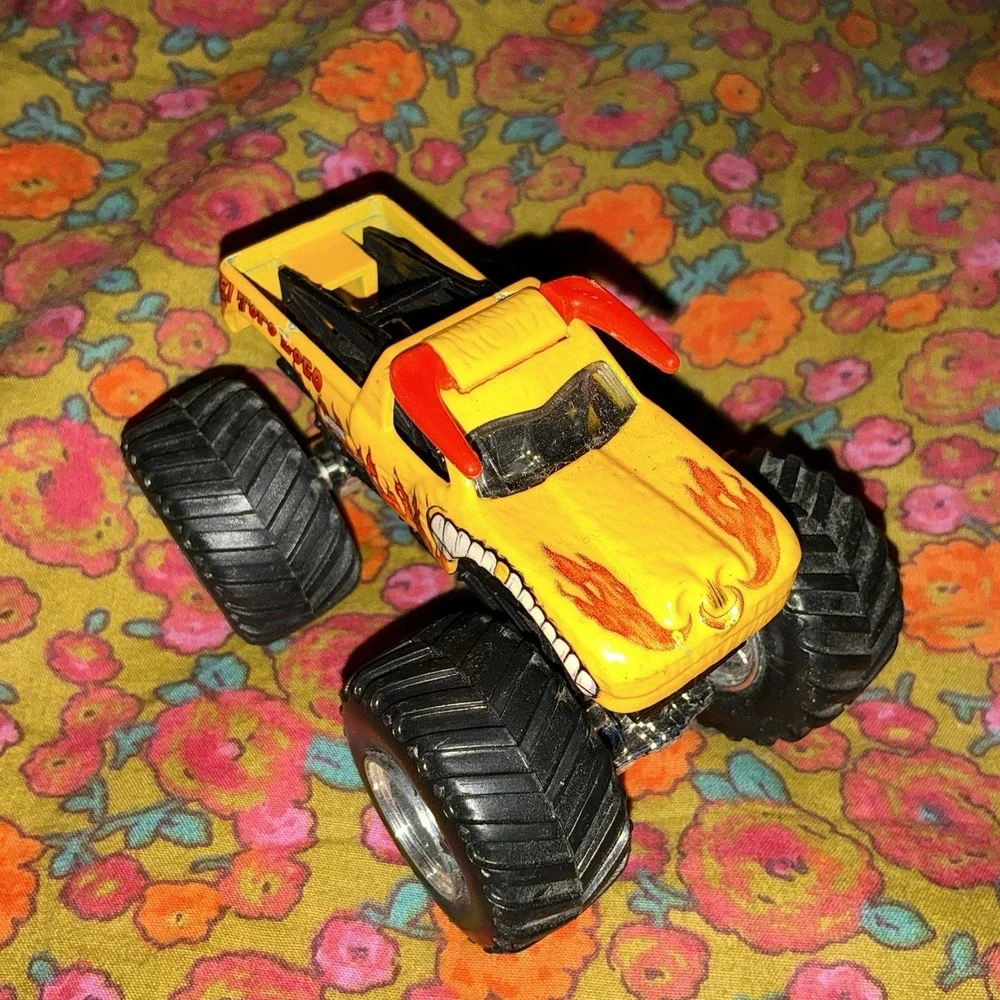 El Toro Loco Hot Wheels Monster Jam 1:64 scale Yellow Orange Red Bull Horns